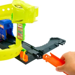 Hot Wheels city nemesis snake fuel station