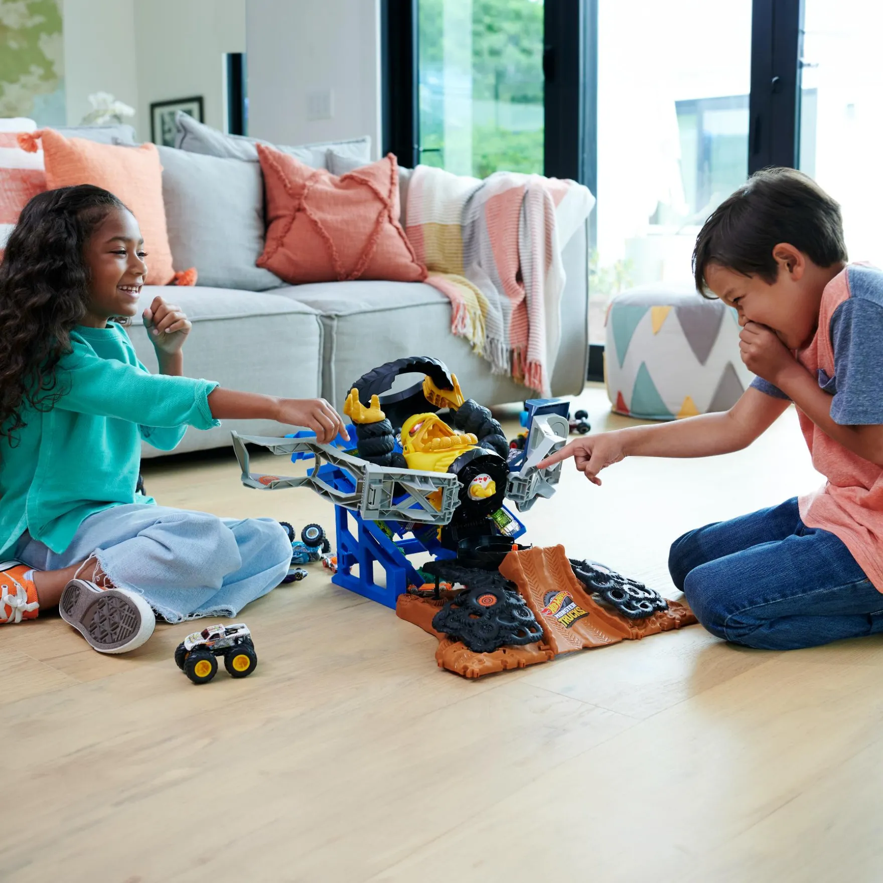 Hot Wheels monstertruck arena smasher takedown