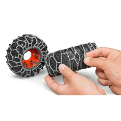 Tractor Claas Axion 950 met sneeuwkettingen en  ploegblad